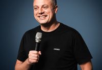 
		<hr>
<p data-start="74" data-end="348"><strong data-start="74" data-end="92">Илья Аксельрод</strong> — один из самых ярких стендап-комиков Израиля. Юморист, телеведущий, радиоведущий, сценарист и режиссёр — он завоевал любовь публики по всей стране благодаря своим блистательным выступлениям на русском языке и таланту говорить о важном с иронией и теплом.</p>
<p data-start="350" data-end="677">Илья гастролирует по всему Израилю, даря зрителям умный, честный и наполненный самоиронией юмор. В его монологах — любовь к стране, искренность и тонкое чувство актуальности. Благодаря своей харизме и оригинальному стилю, он стал настоящей звездой соцсетей: его видео собирают миллионы просмотров, а аудитория продолжает расти.</p>
<p data-start="679" data-end="904">Выступления Ильи — это не просто шоу, а живое, искреннее общение, наполненное наблюдениями о жизни в Израиле, тонкими шутками и настоящими эмоциями. Его концерты — это всегда про тепло, близость и чувство, что ты среди своих.</p>
<p data-start="906" data-end="1206"><strong data-start="906" data-end="997">Программа Ильи Аксельрода — это вечер, сотканный из любви к Израилю, к людям и к юмору.</strong><br data-start="997" data-end="1000">Зрители уходят не только с улыбкой, но и с ощущением поддержки, надежды, веры. А самые смелые — ещё и подходят обняться после концерта.<br data-start="1135" data-end="1138">Это не просто юмор. Это душевный разговор. С уважением. И с любовью.</p>
<p><span style="font-weight: 400;">Открытие дверей:&nbsp;</span><b>19:30</b><span style="font-weight: 400;"><br>
</span><span style="font-weight: 400;">Начало концерта:</span><b>&nbsp;20:30</b></p>
	